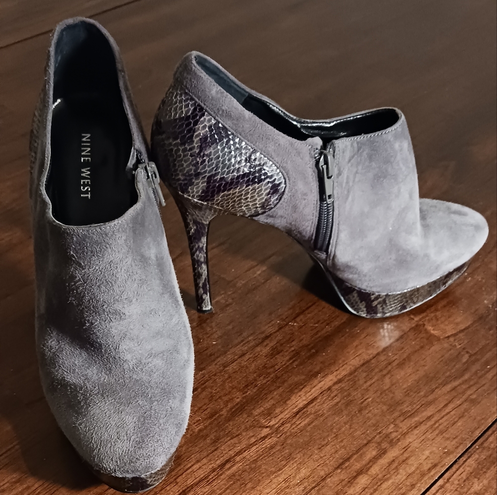 Women's Nine West short bootie in gray and snake skin, Size 8.5